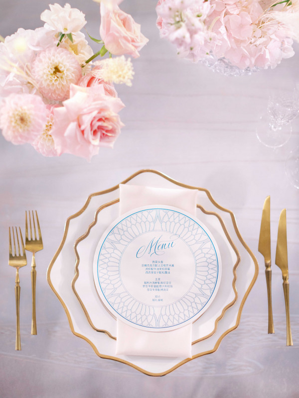 Свадебная церемония на воде в окружении цветов