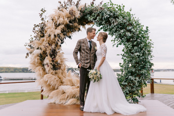 Уютная свадьба в золотисто-зеленых оттенках