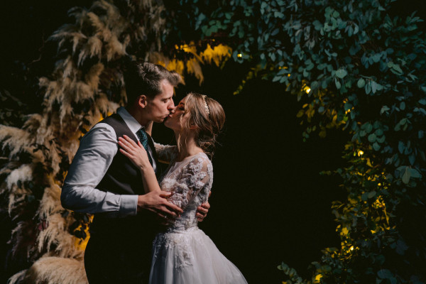 Уютная свадьба в золотисто-зеленых оттенках