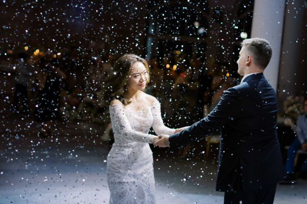 Свадебная церемония на воде в окружении цветов