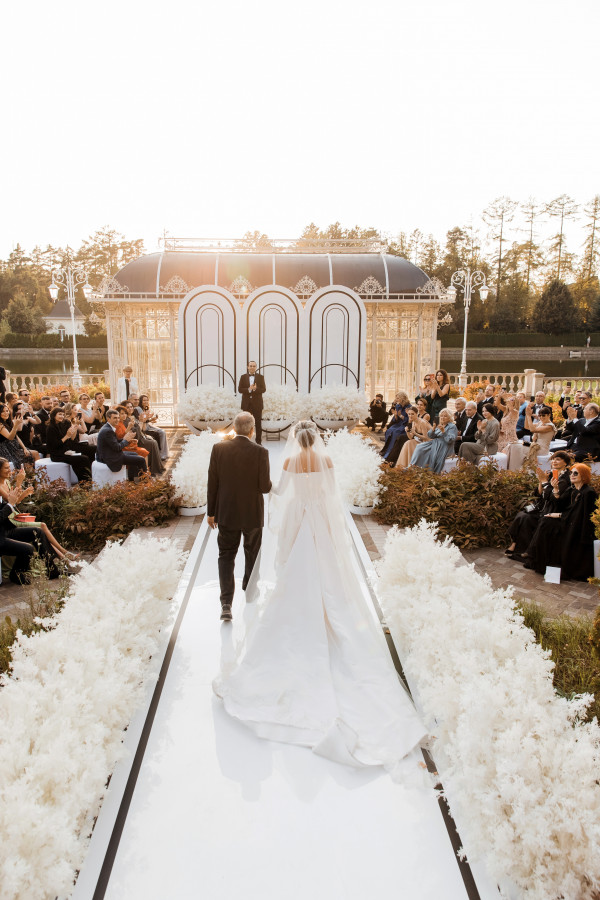 Черно-белая свадьба под сказочными деревьями