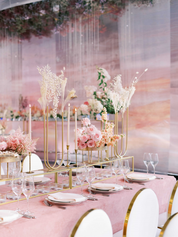 Свадебная церемония на воде в окружении цветов