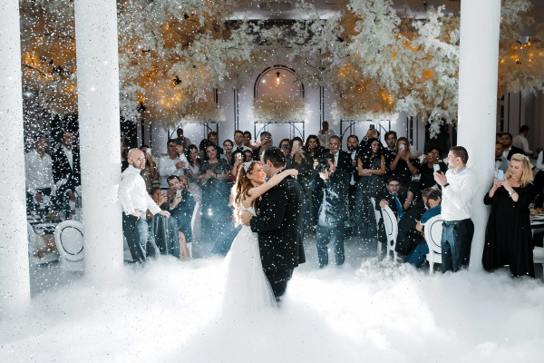 Черно-белая свадьба под сказочными деревьями