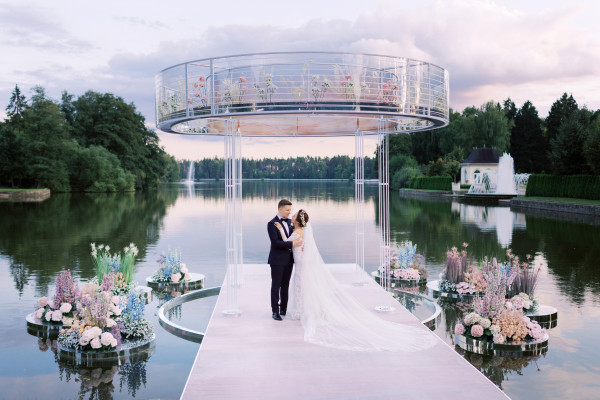 Свадебная церемония на воде в окружении цветов
