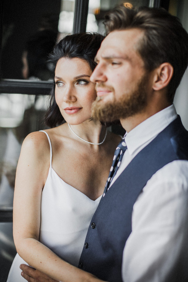 Непринужденная свадьба с красным кабриолетом