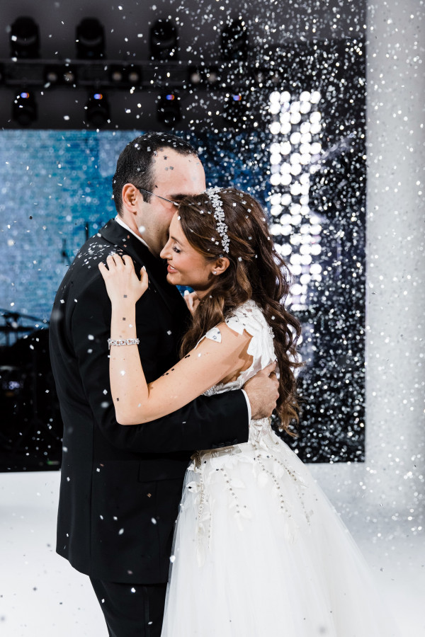 Черно-белая свадьба под сказочными деревьями