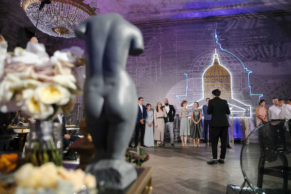 «Город, которого нет»: неоновая свадьба в Санкт-Петербурге