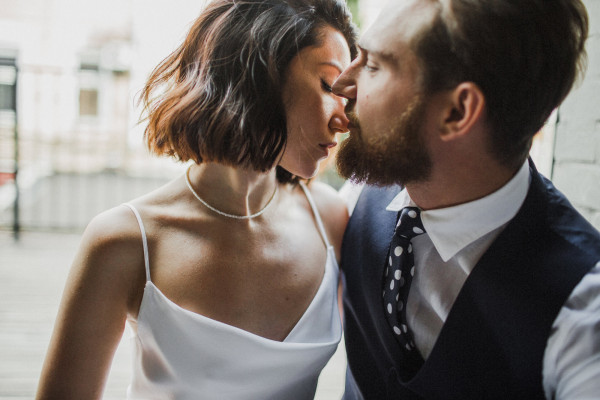 Непринужденная свадьба с красным кабриолетом