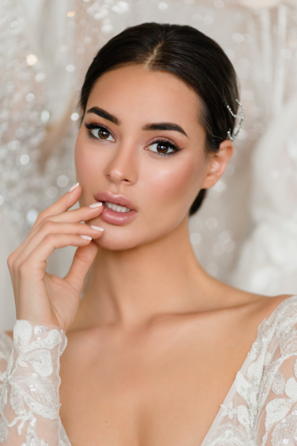 Какие макияж и укладка подходят к платьям