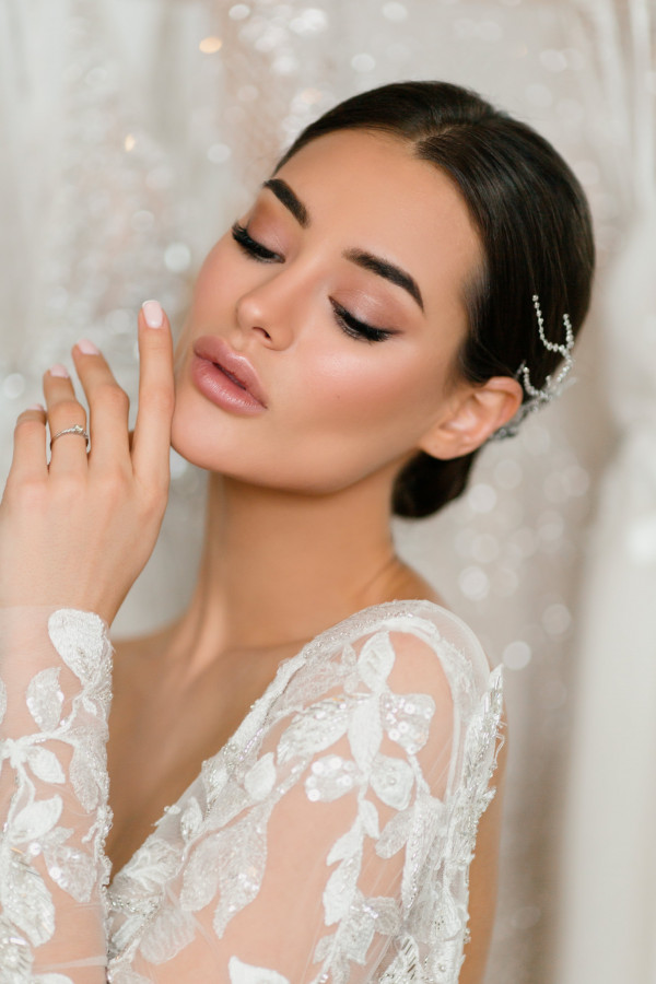 Какие макияж и укладка подходят к платьям