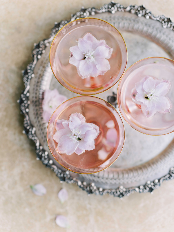 Свадебная церемония на воде в окружении цветов