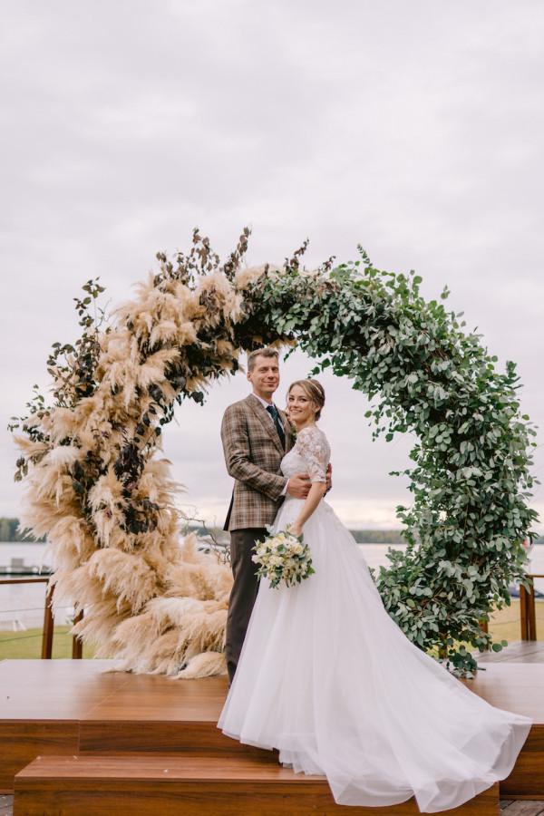 Уютная свадьба в золотисто-зеленых оттенках