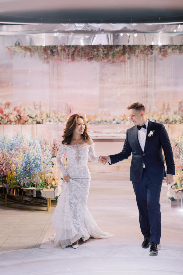 Свадебная церемония на воде в окружении цветов