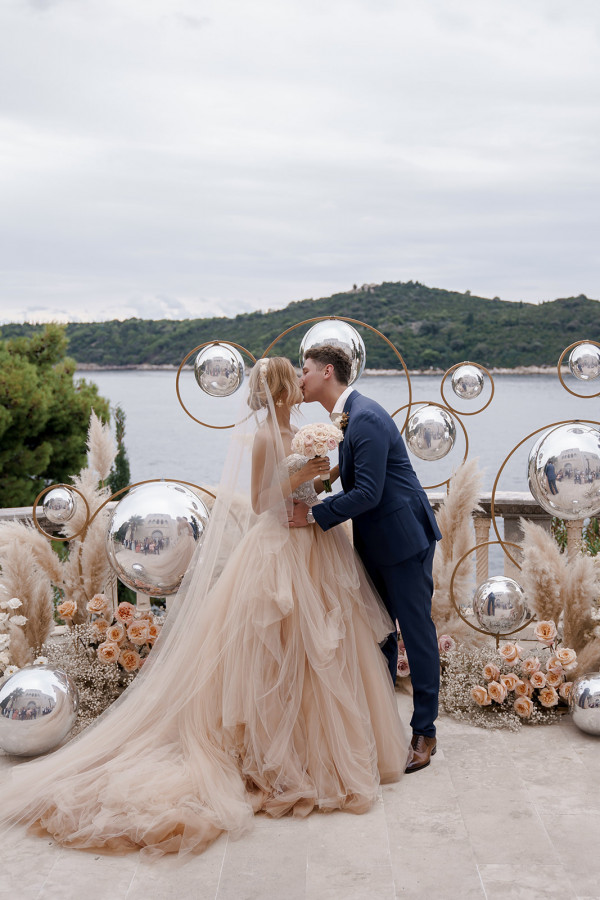 Переносить свадьбу или отменять? Отвечают агентства