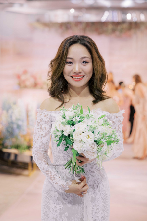 Свадебная церемония на воде в окружении цветов