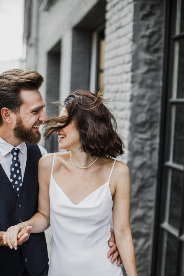 Непринужденная свадьба с красным кабриолетом