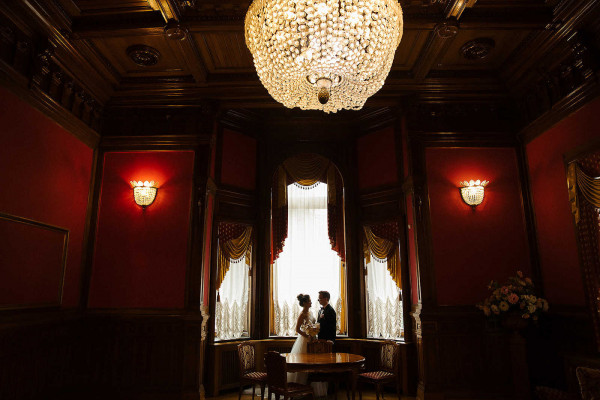 «Город, которого нет»: неоновая свадьба в Санкт-Петербурге