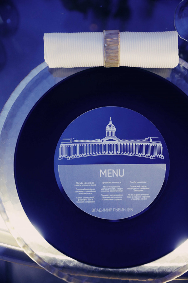 «Город, которого нет»: неоновая свадьба в Санкт-Петербурге