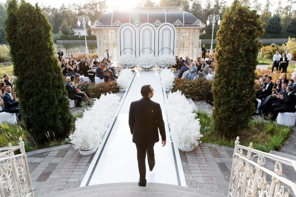 Черно-белая свадьба под сказочными деревьями