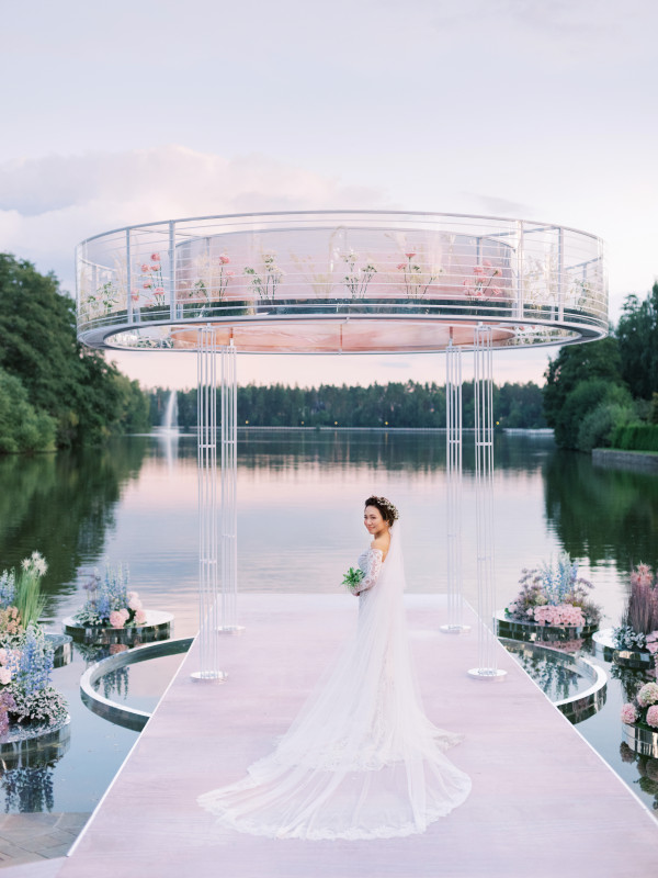 Свадебная церемония на воде в окружении цветов