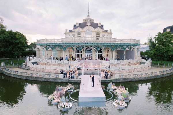 Свадебная церемония на воде в окружении цветов