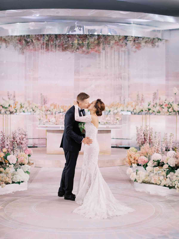 Свадебная церемония на воде в окружении цветов