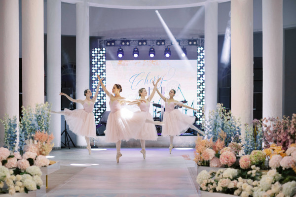 Свадебная церемония на воде в окружении цветов