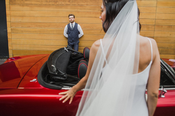 Непринужденная свадьба с красным кабриолетом