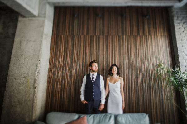 Непринужденная свадьба с красным кабриолетом