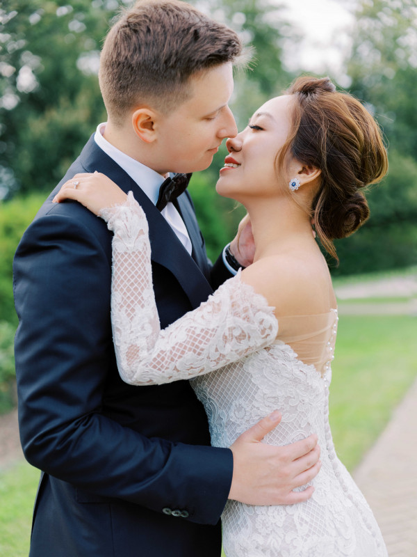 Свадебная церемония на воде в окружении цветов