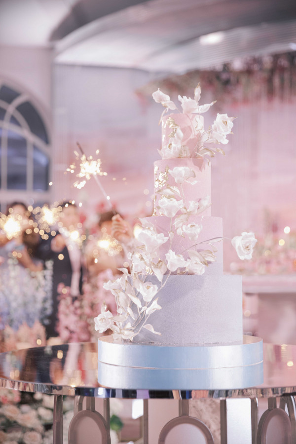 Свадебная церемония на воде в окружении цветов