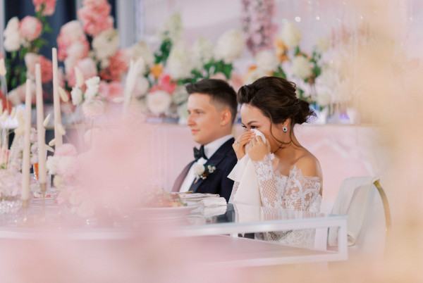 Свадебная церемония на воде в окружении цветов