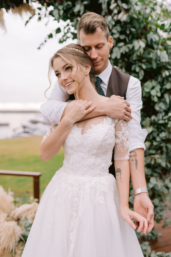 Уютная свадьба в золотисто-зеленых оттенках