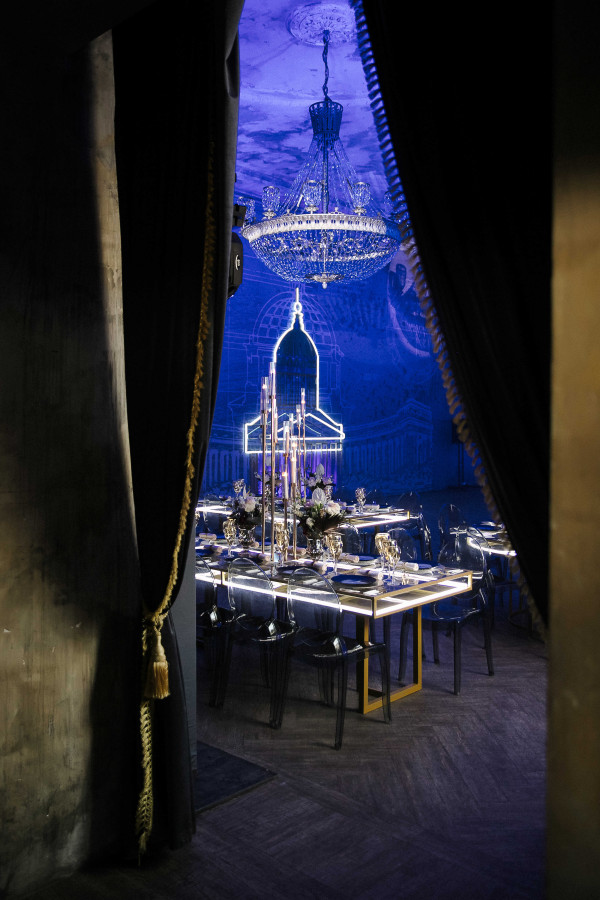 «Город, которого нет»: неоновая свадьба в Санкт-Петербурге