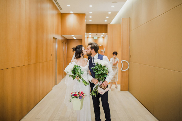 Непринужденная свадьба с красным кабриолетом