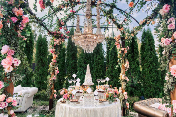 8 площадок с открытыми верандами для летней