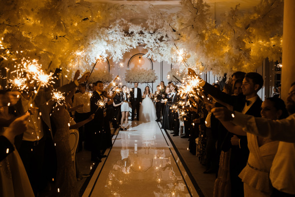 Черно-белая свадьба под сказочными деревьями