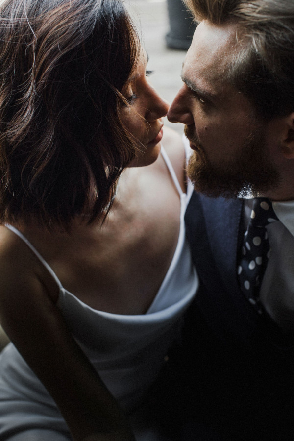 Непринужденная свадьба с красным кабриолетом