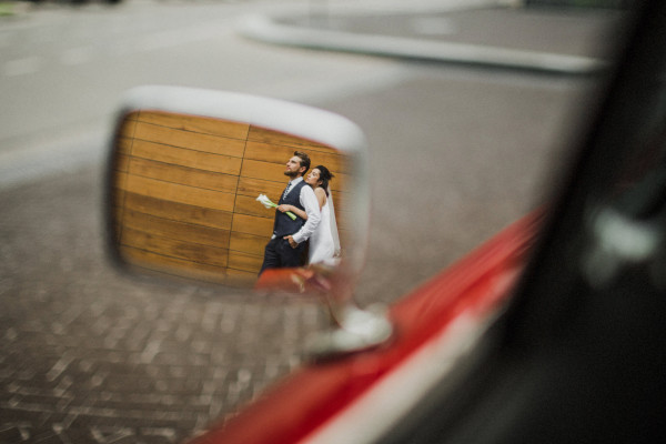 Непринужденная свадьба с красным кабриолетом