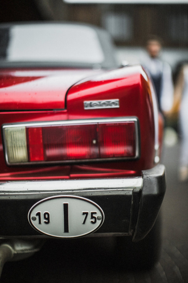 Непринужденная свадьба с красным кабриолетом