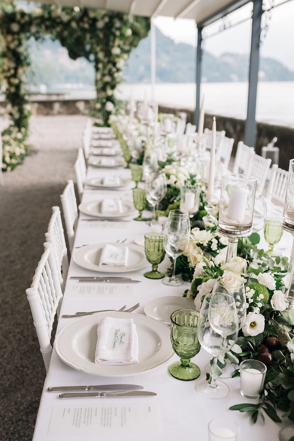Оформление свадебного зала в бело зеленом цвете