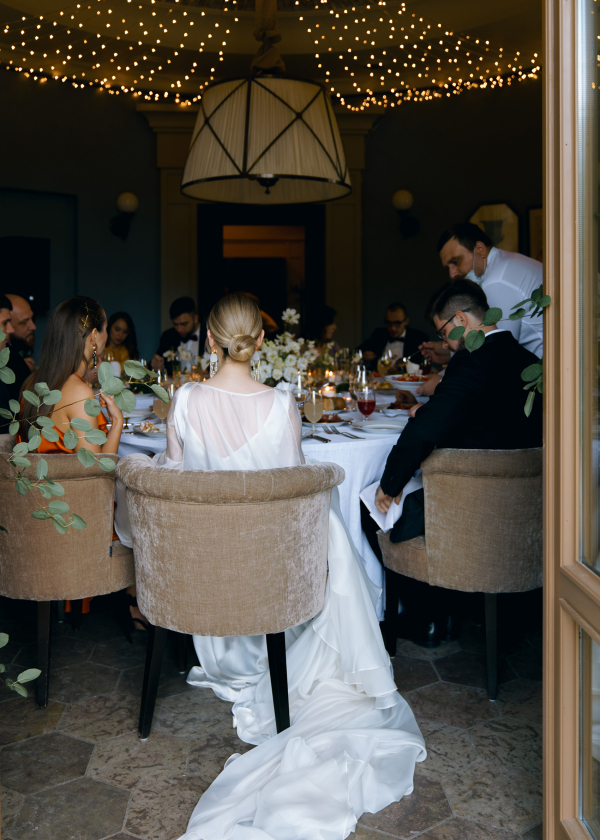 Свадьба в замке с бумажными зонтиками и