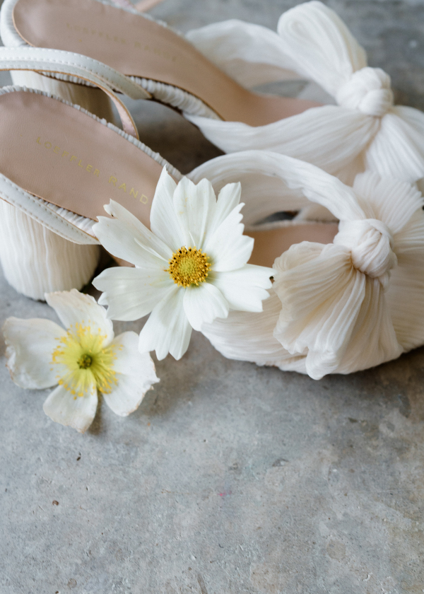 Свадьба в замке с бумажными зонтиками и