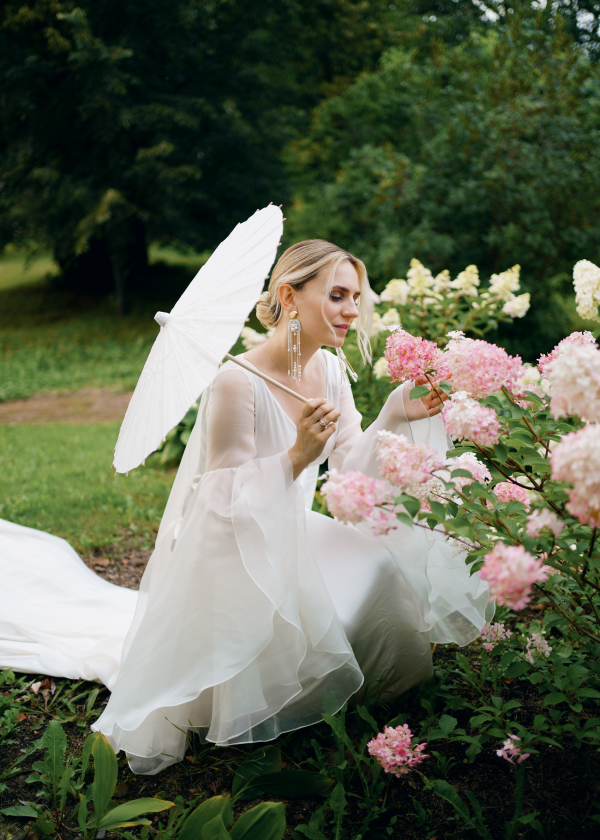 Свадьба в замке с бумажными зонтиками и