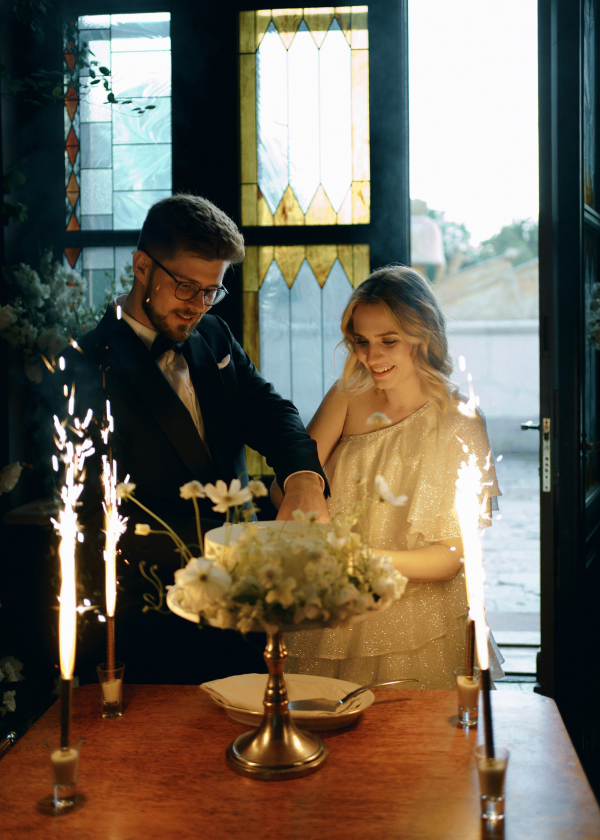 Свадьба в замке с бумажными зонтиками и