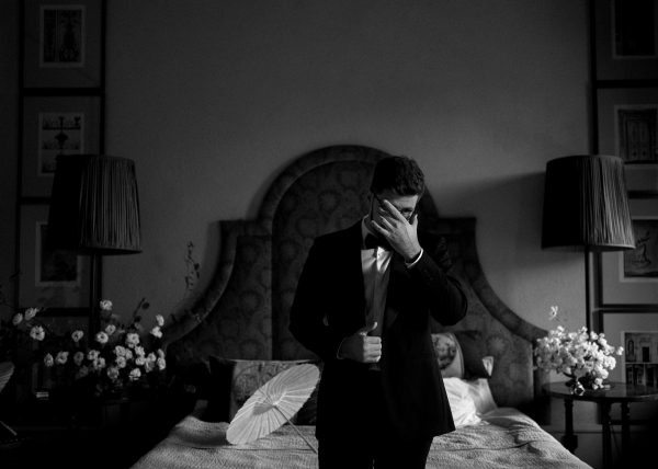 Свадьба в замке с бумажными зонтиками и