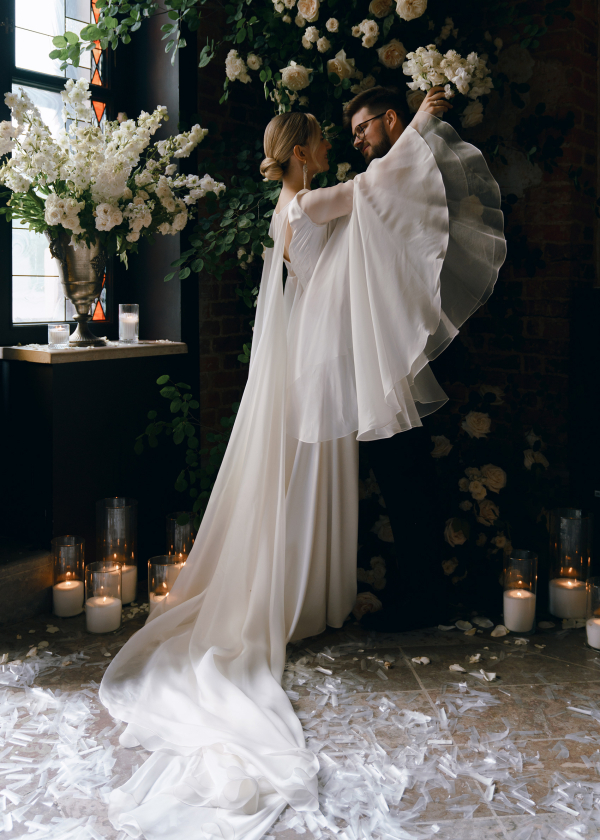 Свадьба в замке с бумажными зонтиками и