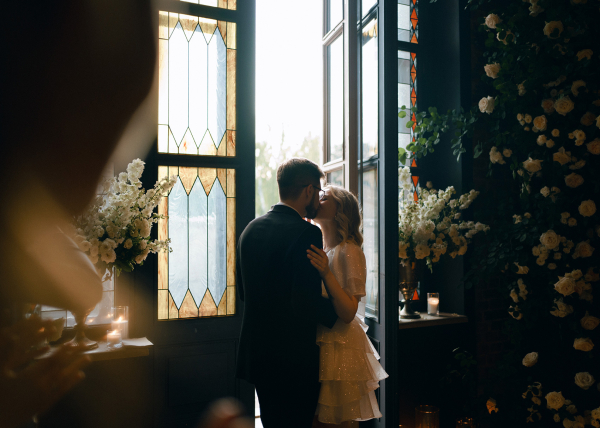 Свадьба в замке с бумажными зонтиками и