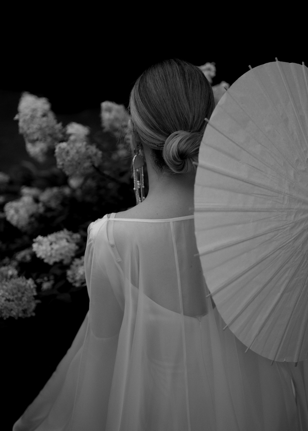 Свадьба в замке с бумажными зонтиками и