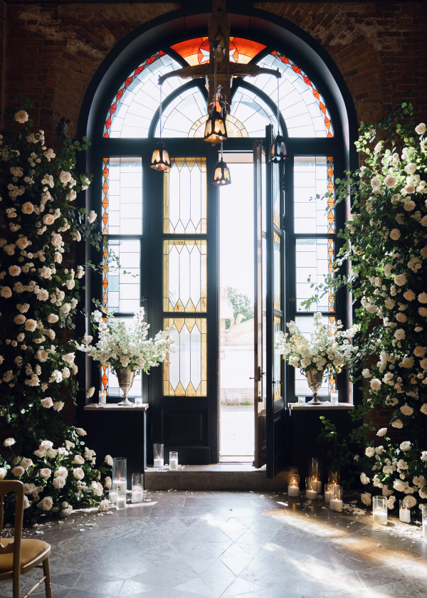 Свадьба в замке с бумажными зонтиками и